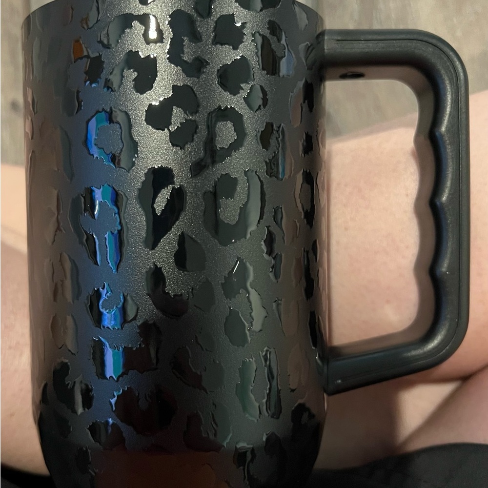 SOLD!!💥💥 HARD TO FIND💥💥 Yukon Fit Forty Leopard Print Tumbler with Straw - Picture 2 of 8